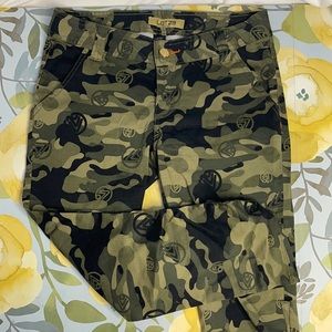 LIQUIDATION SALE Cropped Capri Camo Pants | Size 5 juniors